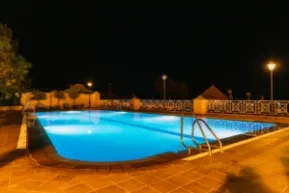groot zwembad met verlichting