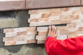 zwembad zelf aanleggen tegels zetten