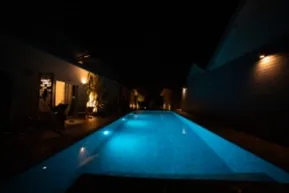zwembad bij huis met verlichting