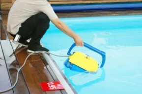 zwembad robot te water laten